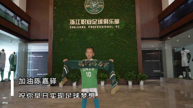 而《信条》中角色正逆时空对打交锋的场面，全部由演员亲自上阵，经过复杂的反复排演后得以流畅呈现；在拍摄预告中备受观众热议的;实炸飞机戏份时，诺兰更是买下了一架真实的波音747大型飞机炸毁在运行中的机场，将实拍原则贯彻到底